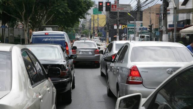 Trânsito de São Paulo com carros parados no sinal vermelho
