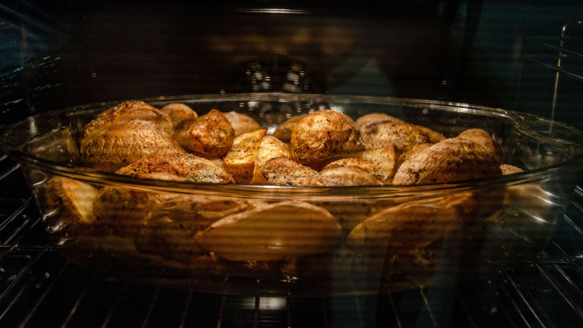 O símbolo gravado na base da travessa pode indicar se o recipiente é seguro para uso no forno (Foto: Alexander Zvir/ Pexels)