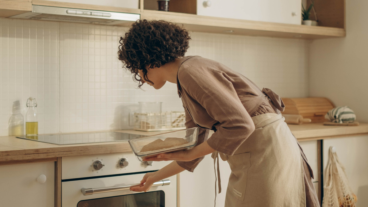 Antes de assar qualquer receita, confira se a travessa de vidro é própria para altas temperaturas (Foto: Ron Lach/ Pexels)