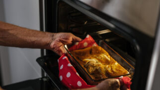 Nem toda travessa de vidro é resistente ao calor; identificar o modelo correto evita rachaduras e acidentes no forno (Foto: SHVETS production/ Pexels)