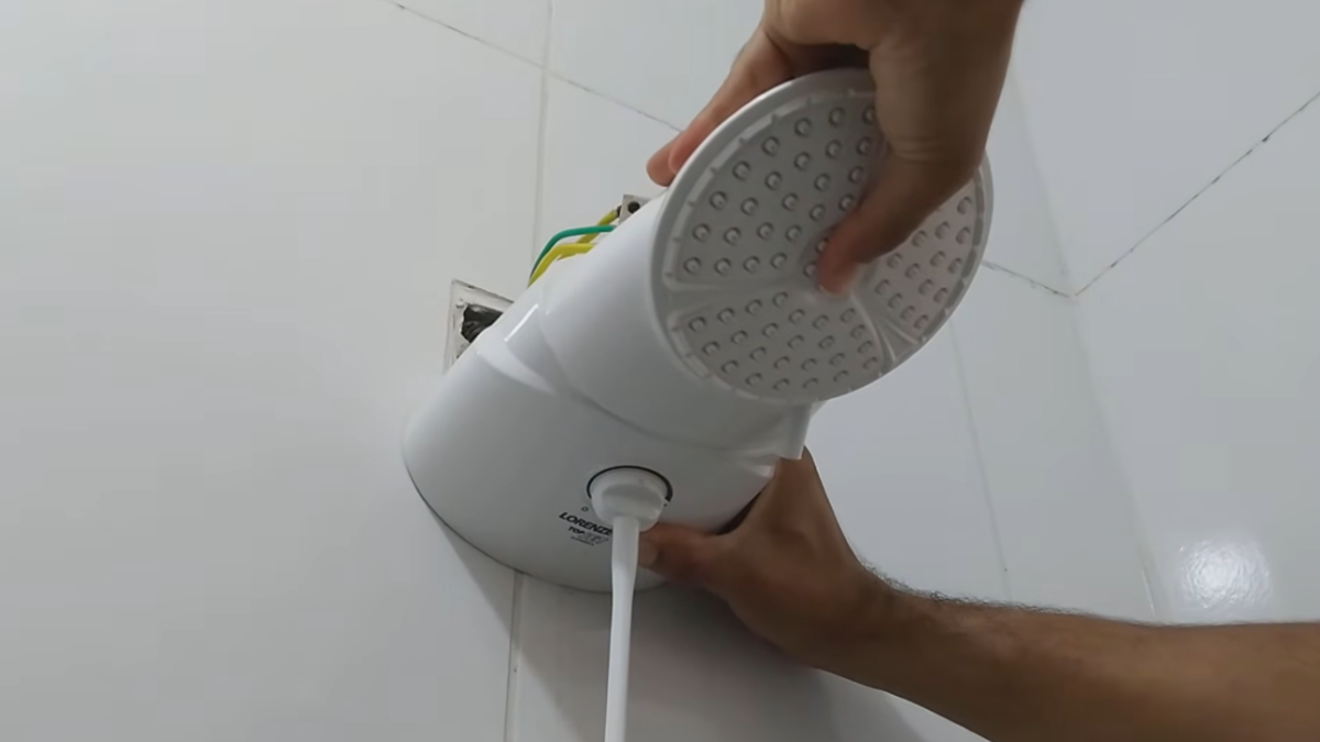 A forma como você ajusta a temperatura do chuveiro pode influenciar tanto a vida útil do equipamento quanto a conta de energia (Reprodução: Cotidiano!/ YouTube)