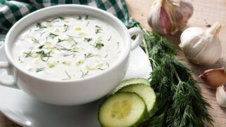 Tzatziki é uma receita tradicional da culinária grega feita com ingredientes simples e consumida em diferentes refeições.