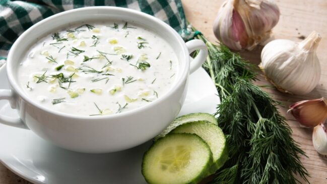 Tzatziki é uma receita tradicional da culinária grega feita com ingredientes simples e consumida em diferentes refeições.