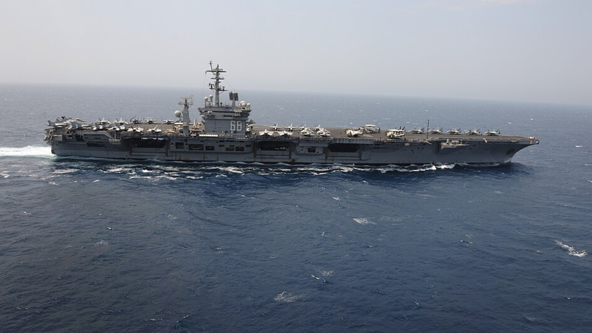 O gigante dos mares chama atenção pela dimensão e pela capacidade de operar como uma base militar completa em qualquer oceano (Foto: U.S. Naval Forces/ Wikimedia Commons)
