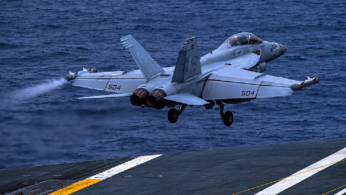 O porta-aviões USS Nimitz impressiona pelo tamanho e pela estrutura capaz de sustentar meses de operação no oceano (Foto: Mass Communication Specialist/ Wikimedia Commons)