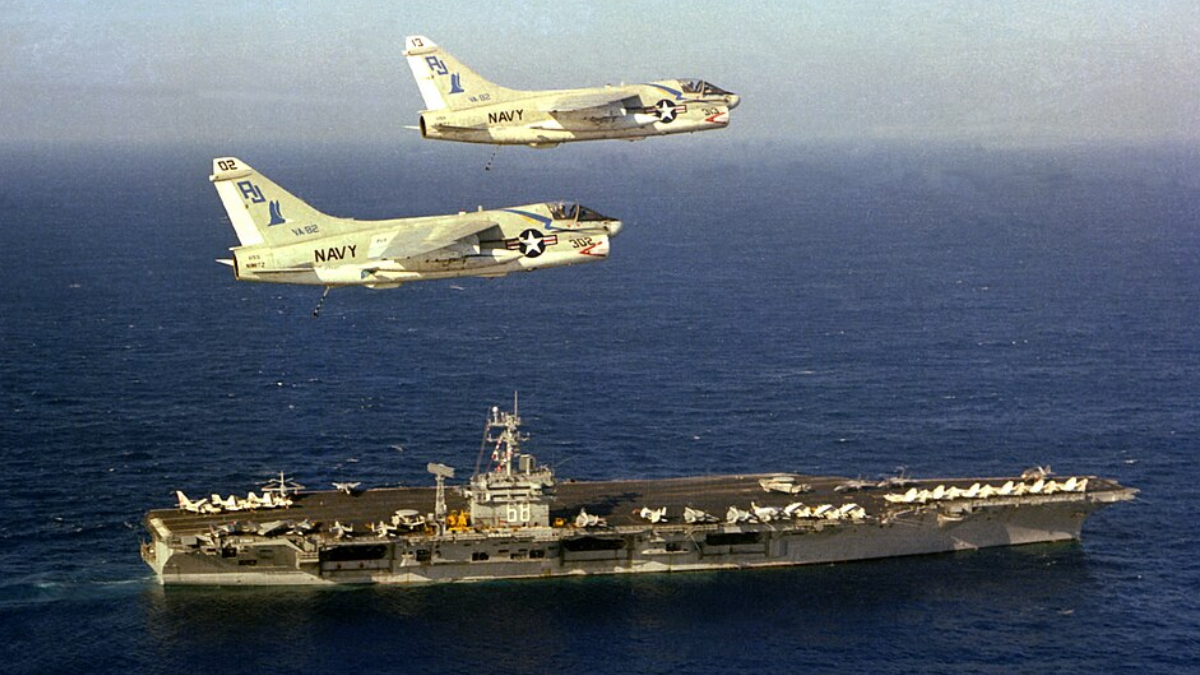 Considerado um dos navios mais famosos da Marinha dos EUA, o USS Nimitz combina autonomia, tecnologia e capacidade operacional em escala impressionante (Foto: PH2 Inks/ USN/ Wikimedia Commons)