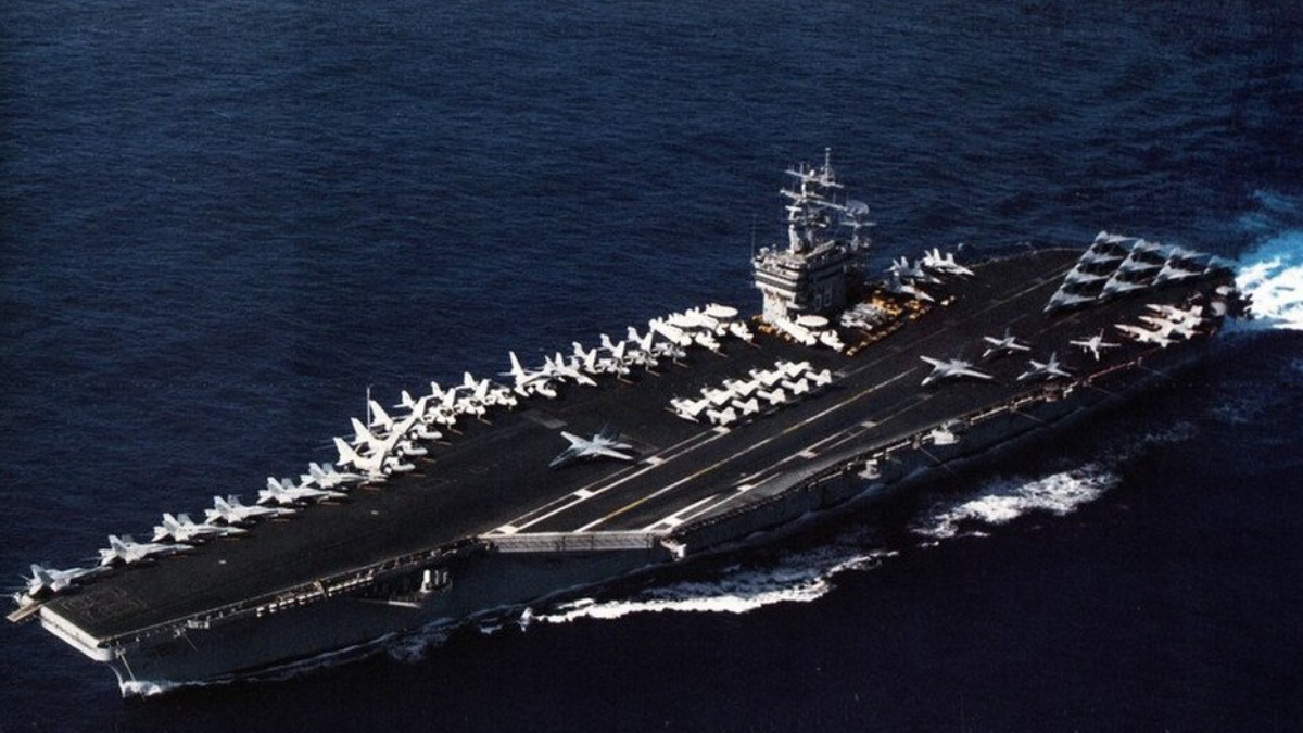 O convés do USS Nimitz pode operar dezenas de aeronaves, transformando o navio em uma base aérea móvel (Foto: USN/ Wikimedia Commons)