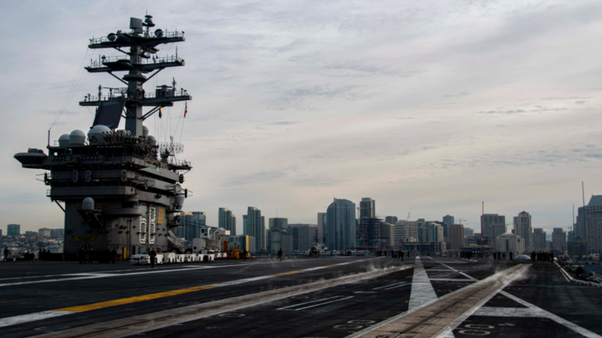 O USS Nimitz permanece entre os porta-aviões mais imponentes do planeta, mesmo após décadas de serviço (Foto: United States Navy/ Wikimedia Commons)
