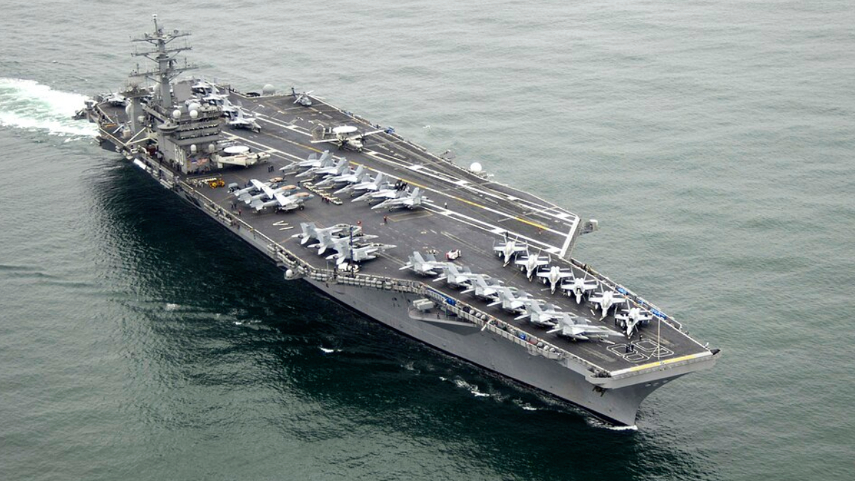 Maior que muitos edifícios, o USS Nimitz reúne tecnologia, poder militar e infraestrutura para milhares de tripulantes (Foto: United States Navy/ Wikimedia Commons)