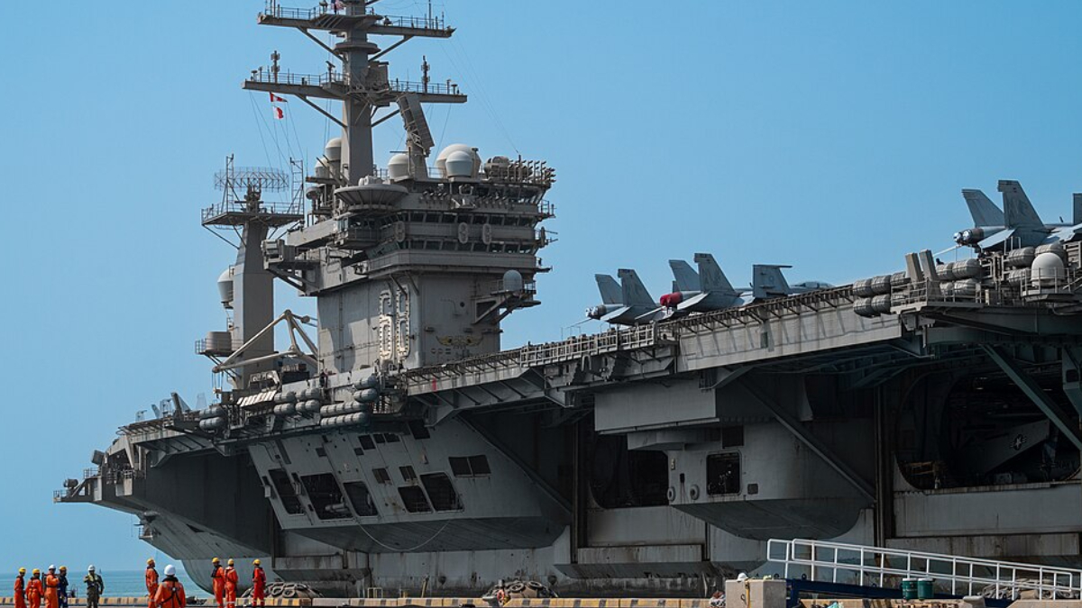 Com dois reatores nucleares, o USS Nimitz consegue navegar por longos períodos sem necessidade de reabastecimento de combustível (Foto: U.S. Navy/ Wikimedia Commons)