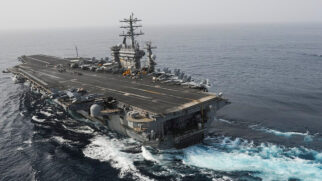 O USS Nimitz é um dos maiores porta-aviões nucleares do mundo, com mais de 330 metros de comprimento e capacidade para cerca de 6 mil pessoas (Foto: US Navy/ Wikimedia Commons)