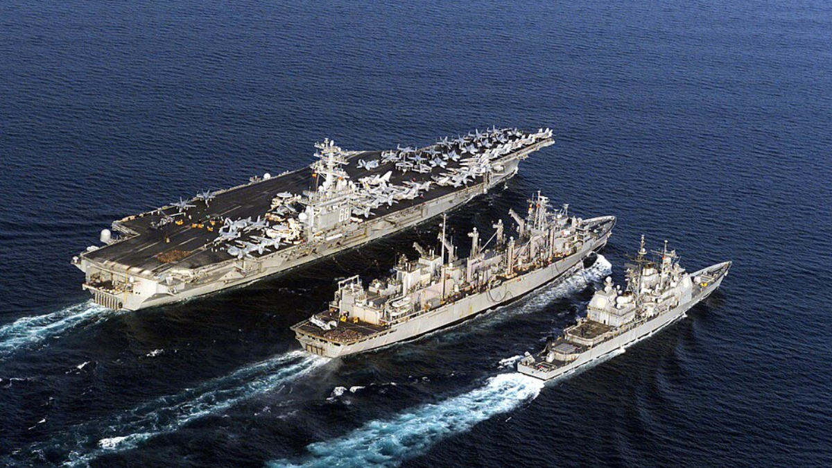 Mais do que um navio de guerra, o USS Nimitz funciona como uma verdadeira cidade flutuante em alto-mar (Foto: U.S. Navy/ Wikimedia Commons)