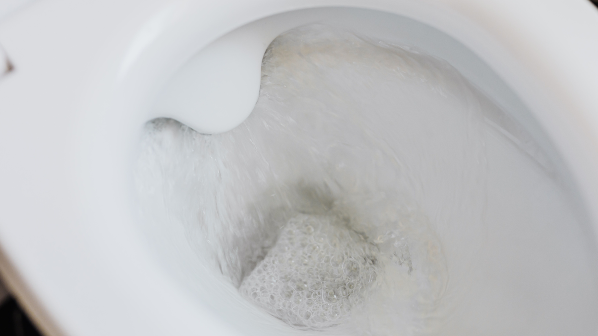Pequenos cuidados na limpeza fazem mais diferença contra o mau cheiro do que receitas virais da internet (Foto: Pexels)