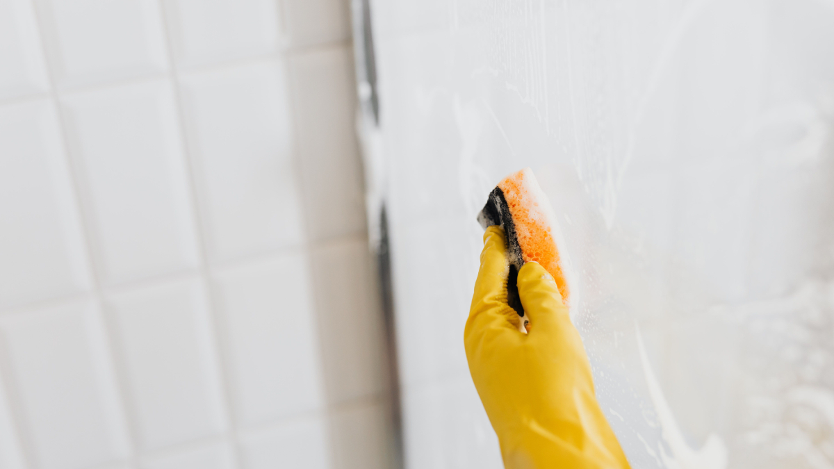 A secagem do vidro após o banho ajuda a prevenir o surgimento de novas manchas (Foto: kaboompics/ Pexels)