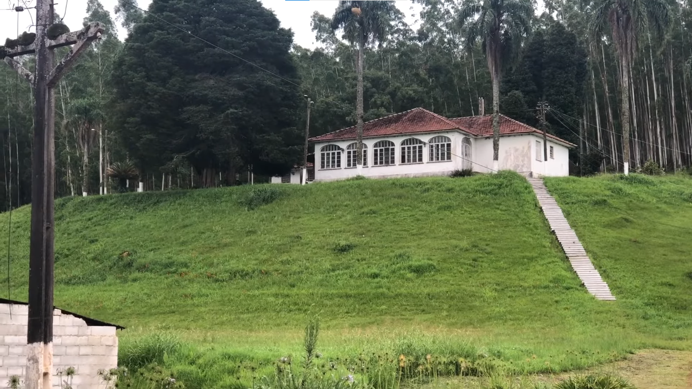 As casas da Vila Élvio foram construídas para trabalhadores de uma indústria moveleira que ainda funciona na região (Reprodução: Visão da cidade/ YouTube)