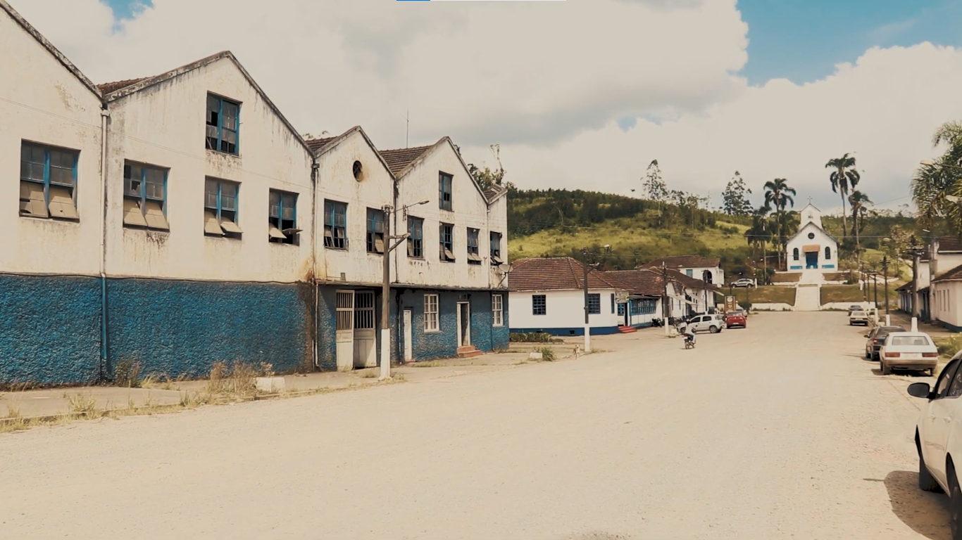Passear pelas ruas da Vila Élvio é como voltar no tempo em um dos cenários históricos mais bem preservados do interior paulista (Reprodução: DROP STUDIO/ YouTube)