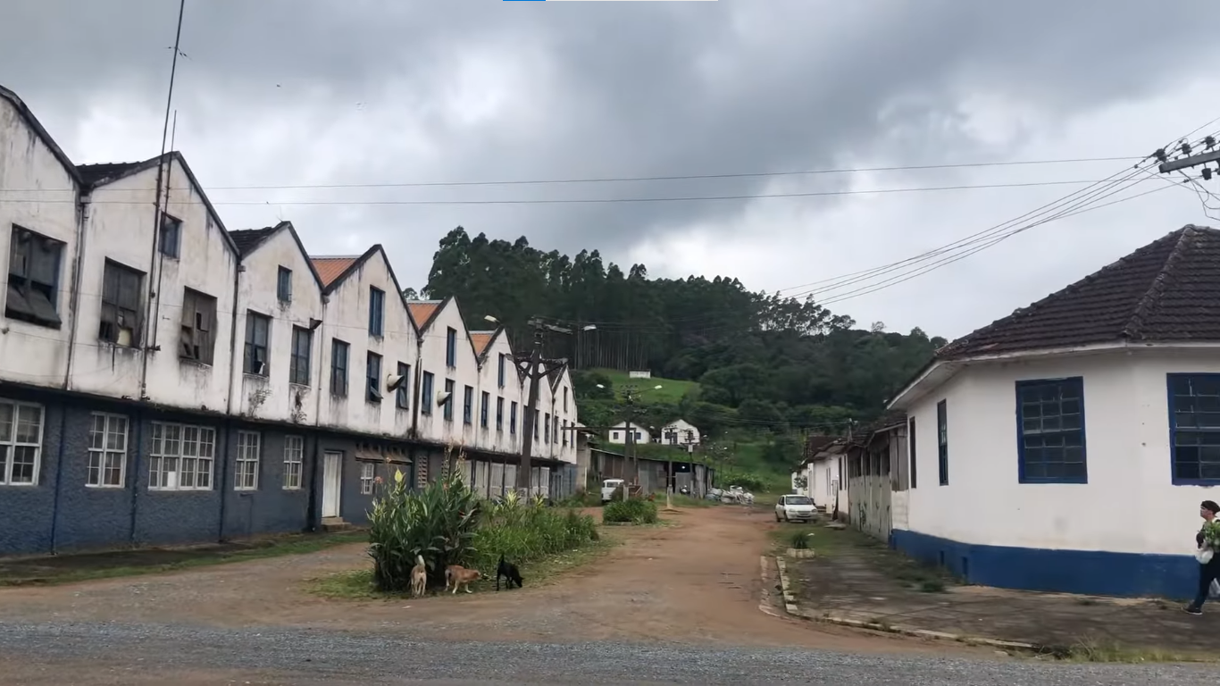 A Vila Élvio, em Piedade (SP), encanta visitantes com ruas tranquilas, construções antigas e clima de cidade do interior (Reprodução: Visão da cidade/ YouTube)