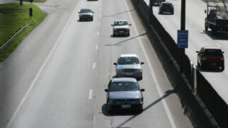 Motorista deve dar passagem quando outro veículo solicita ultrapassagem, conforme determina o Art. 198 do CTB (Foto: Thiago Neme/ Gazeta de S. Paulo)