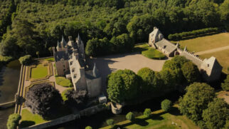 O Castelo de Bienassis, na França, preserva mais de 800 anos de história e continua sendo a residência da família Huguet (Reprodução: DronEvasion/ YouTube)