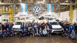Funcionários comemoram marca do Volkswagen Amarok de 800 mil unidades produzidas na Argentina