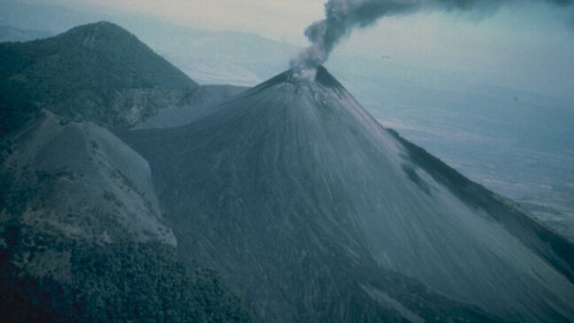 Aventura na Guatemala combina caminhadas, vulcões ativos e paisagens impressionantes para os visitantes (Foto: USGS/ Wikimedia Commons)