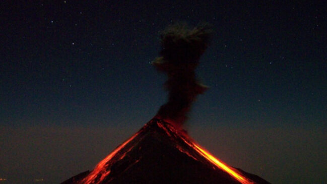 Turistas percorrem a trilha do vulcão Acatenango para observar as erupções do Volcán de Fuego ao anoitecer (Foto: Kevin Sebold/ Wikimedia Commons)