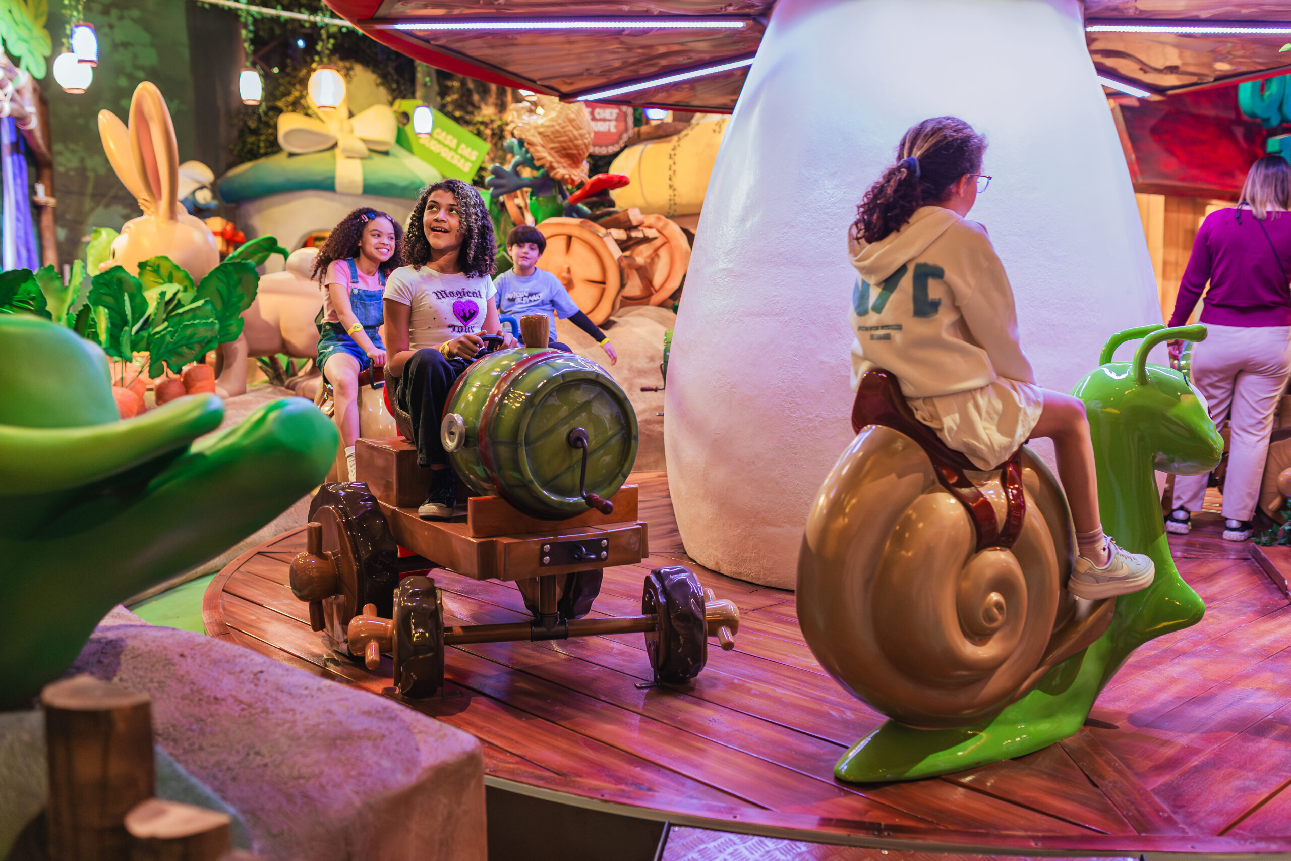 Entre elas está a Desbravamina, simulador de realidade virtual que leva os visitantes para um passeio pela Mina dos Smurfs; o Smurfly, um flying theater em que o público faz um voo de asa-delta; e mais