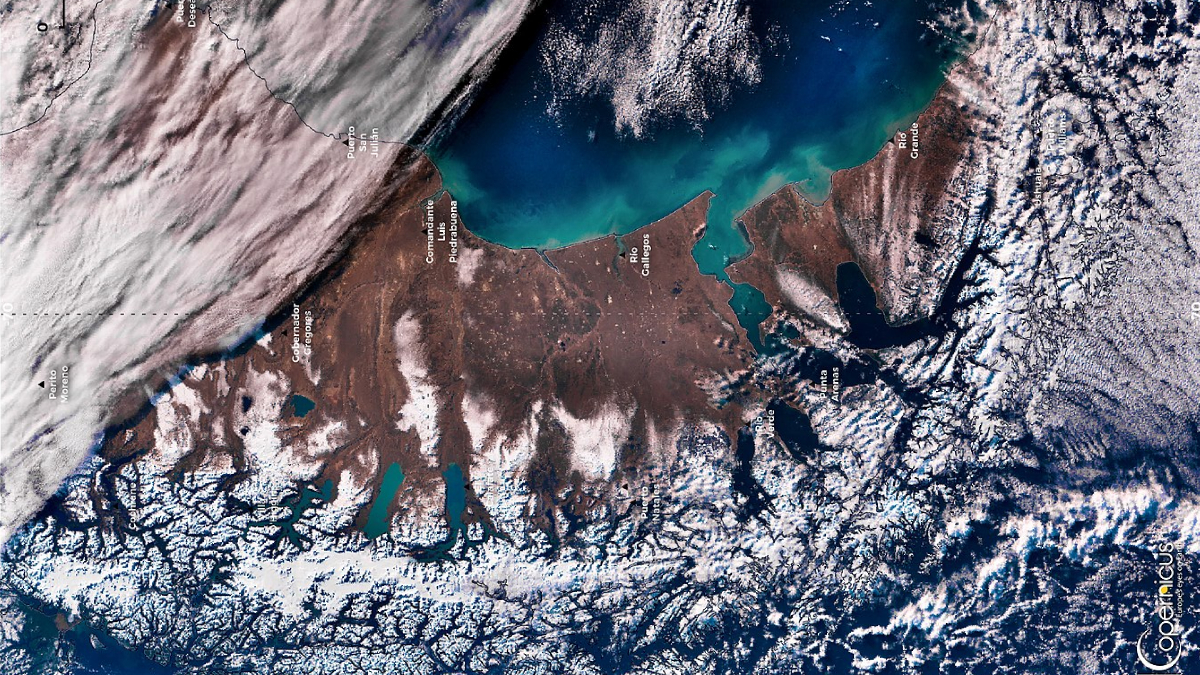 A chegada de ventos polares intensos fez os termômetros despencarem e transformou a Patagônia em um cenário de inverno rigoroso (Foto: NASA)