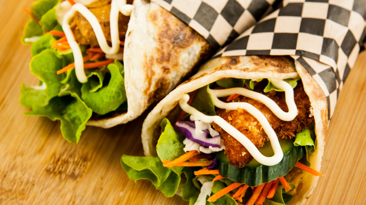 Além da salada, a alface também pode ser usada em wraps, sanduíches, refogados e até sucos verdes (Foto: Karen Laårk Boshoff/ Pexels)