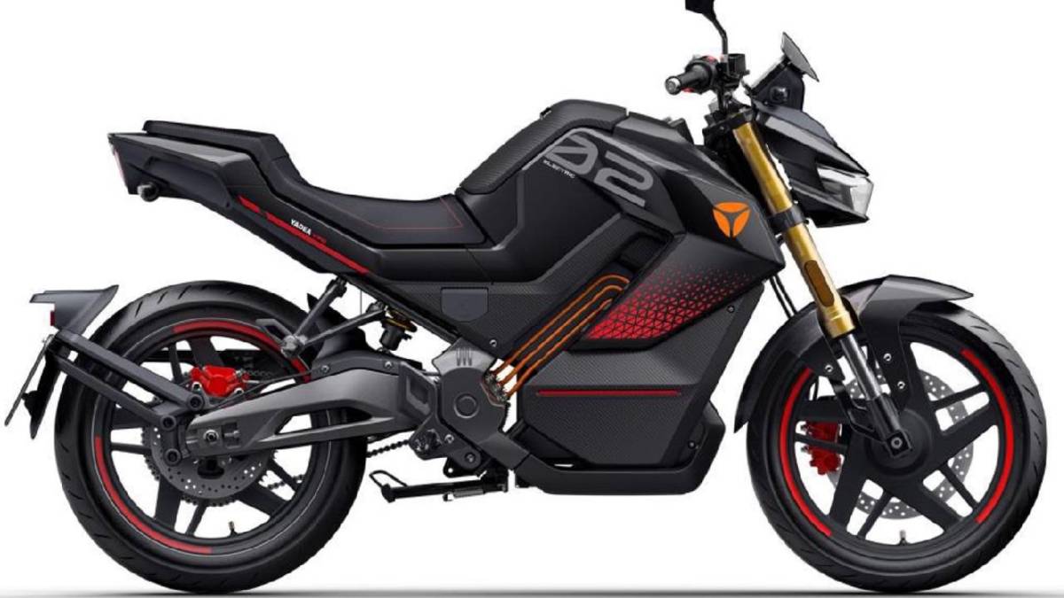 Moto elétrica Yadea Keeness em deslocamento urbano
