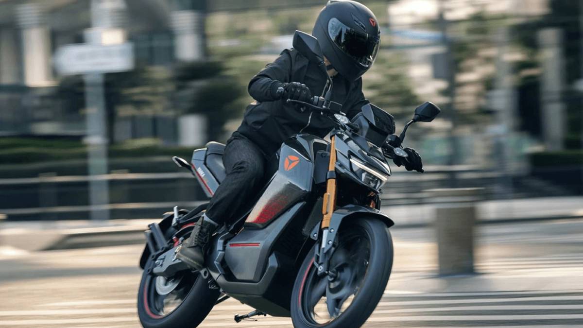 Moto elétrica Yadea Keeness em deslocamento urbano