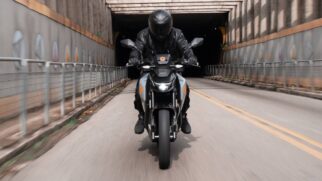 Moto elétrica Yadea Keeness em deslocamento urbano