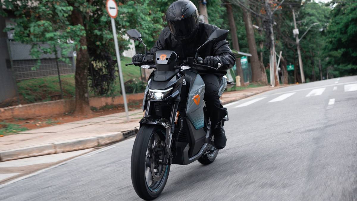 Moto elétrica Yadea Keeness em deslocamento urbano