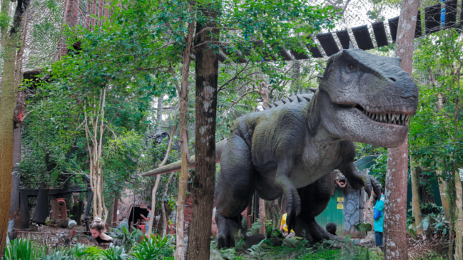 Dinossauro presente no espaço Mundo Dino, no Zoo São Paulo