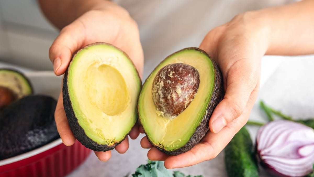 O reaproveitamento de alimentos ajuda a reduzir o volume de lixo orgânico em casa.
