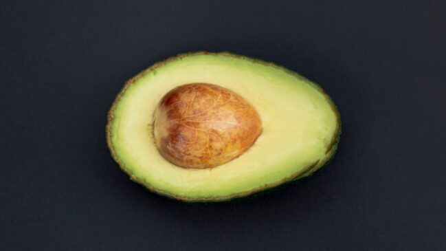 Casca e sementes podem ser incorporadas ao solo como fonte de matéria orgânica natural.