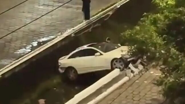 Carro cai em canal em Guarujá