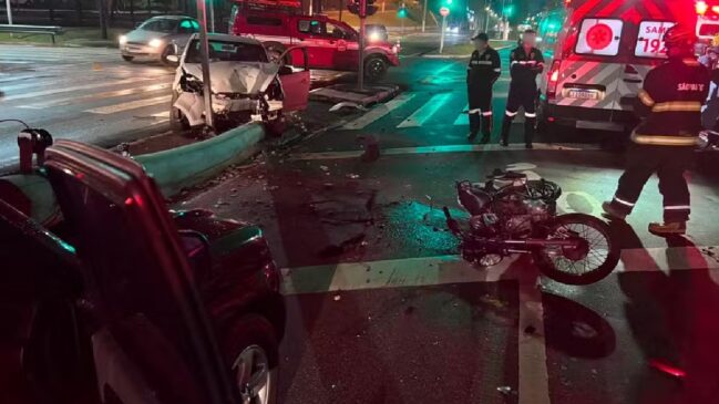 Acidente de trânsito cruzamento em Jundiaí