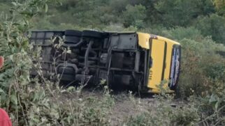 Ônibus tombou no interior do Ceará