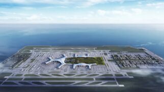 Vista aérea ampla de um projeto digital mostrando um gigantesco aeroporto construído sobre uma ilha artificial retangular no meio do oceano. No centro do complexo, destaca-se um terminal de passageiros moderno com formato que lembra uma estrela, cercado por amplas áreas verdes, estacionamentos e pátios com aeronaves acopladas. Pistas de pouso e decolagem estendem-se pelas bordas da ilha