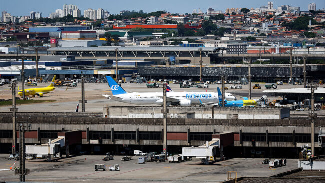 Imagem de um avião parado no pátio do Aeroporto de Guarulhos