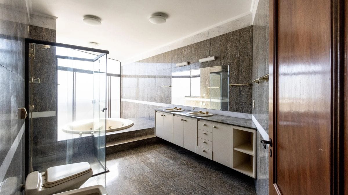 Apartamento conta com banheiros equipados com banheiras/Divulgação/Quinto Andar