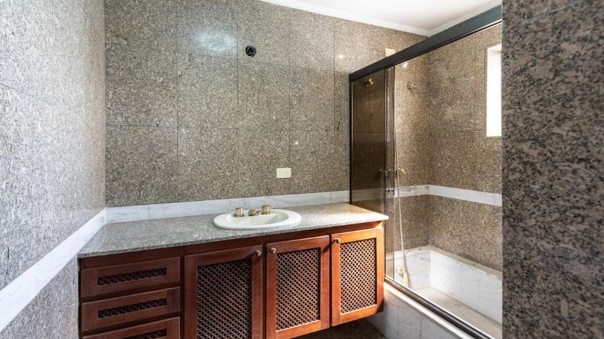Apartamento conta com banheiros equipados com banheiras/Divulgação/Quinto Andar