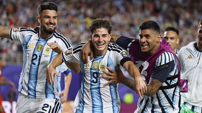 Argentina x Suíça, Julián Álvarez comemora golaço na prorrogação com Flaco López e companheiros