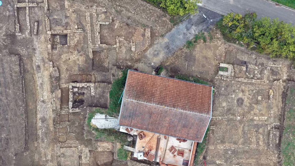 Arqueólogos da França encontraram moedas romanas em vila antiga