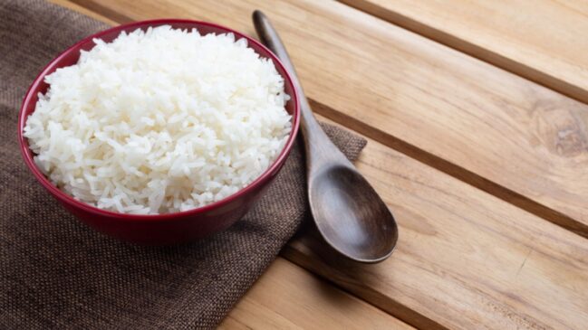 Adicionar uma colher de vinagre durante o cozimento pode ajudar a deixar o arroz mais soltinho e com melhor aparência.