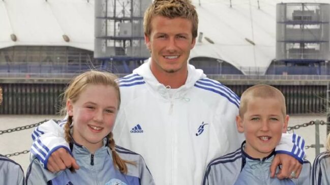 Harry Kane ao lado da menina que viria a ser sua esposa e de David Beckham, em 2005