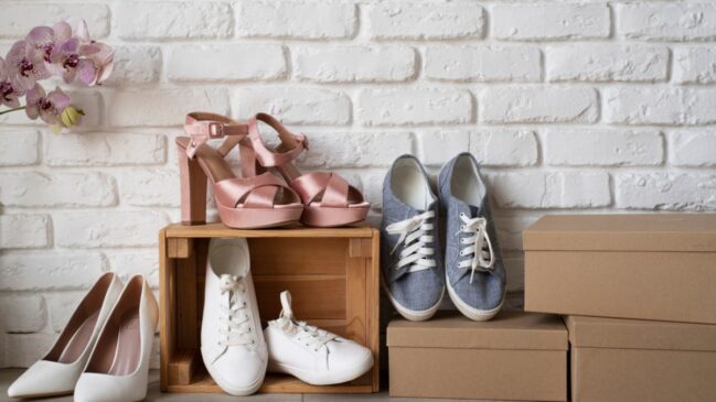 Caixas de sapatos guardadas podem ganhar novas funções e ajudar na organização de objetos dentro de casa.