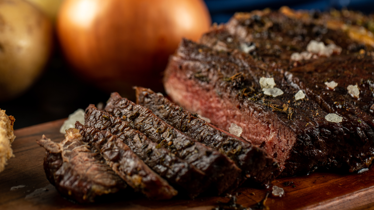 Receita de carne assada combina cortes bovinos, cenoura e cebola para um almoço suculento e cheio de sabor (Foto: Freepik)