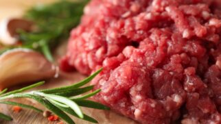 Técnica com panelas de alumínio usa a troca de calor para acelerar o degelo da carne sem utilizar o micro-ondas.
